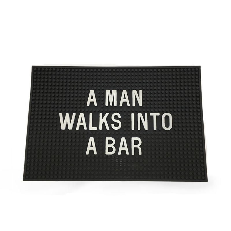 Se Men's Society 'A Man Walks Into A Bar' Bar Mat hos Made4men